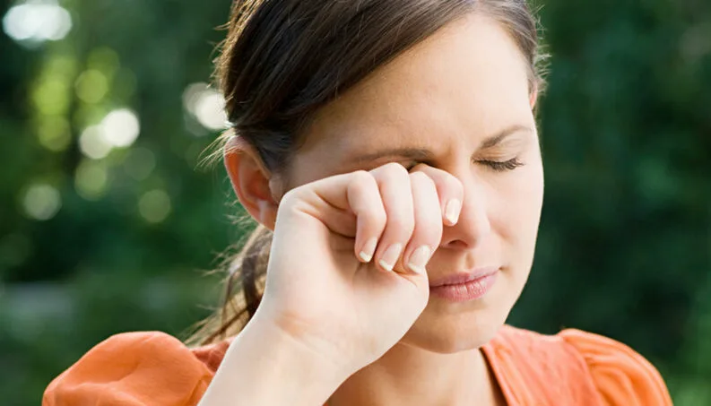 Coçar os olhos com frequência pode causar danos à visão