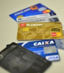 Após nova regra do cartão, juros do rotativo caem pela metade