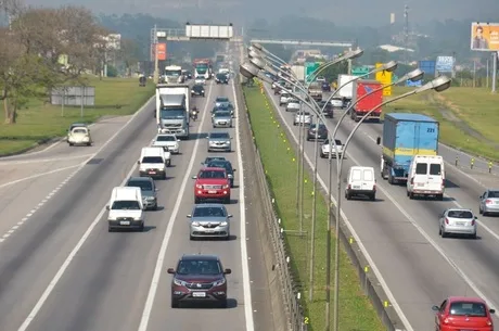 11/10/2017- sao jose dos campos-sp-vale do paraiba- TRANSITO FERIADO PADROEIRA- movimento intenso na rod.presd. dutra km 156 sentido rio de janeiro. foto nilton cardin