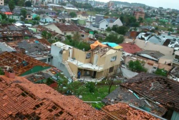 Mais de 10 mil pessoas foram atingidas por tornado na cidade de Xanxerê