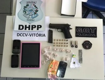 Dupla suspeita de homicídio é presa com drogas e dinheiro em Vitória