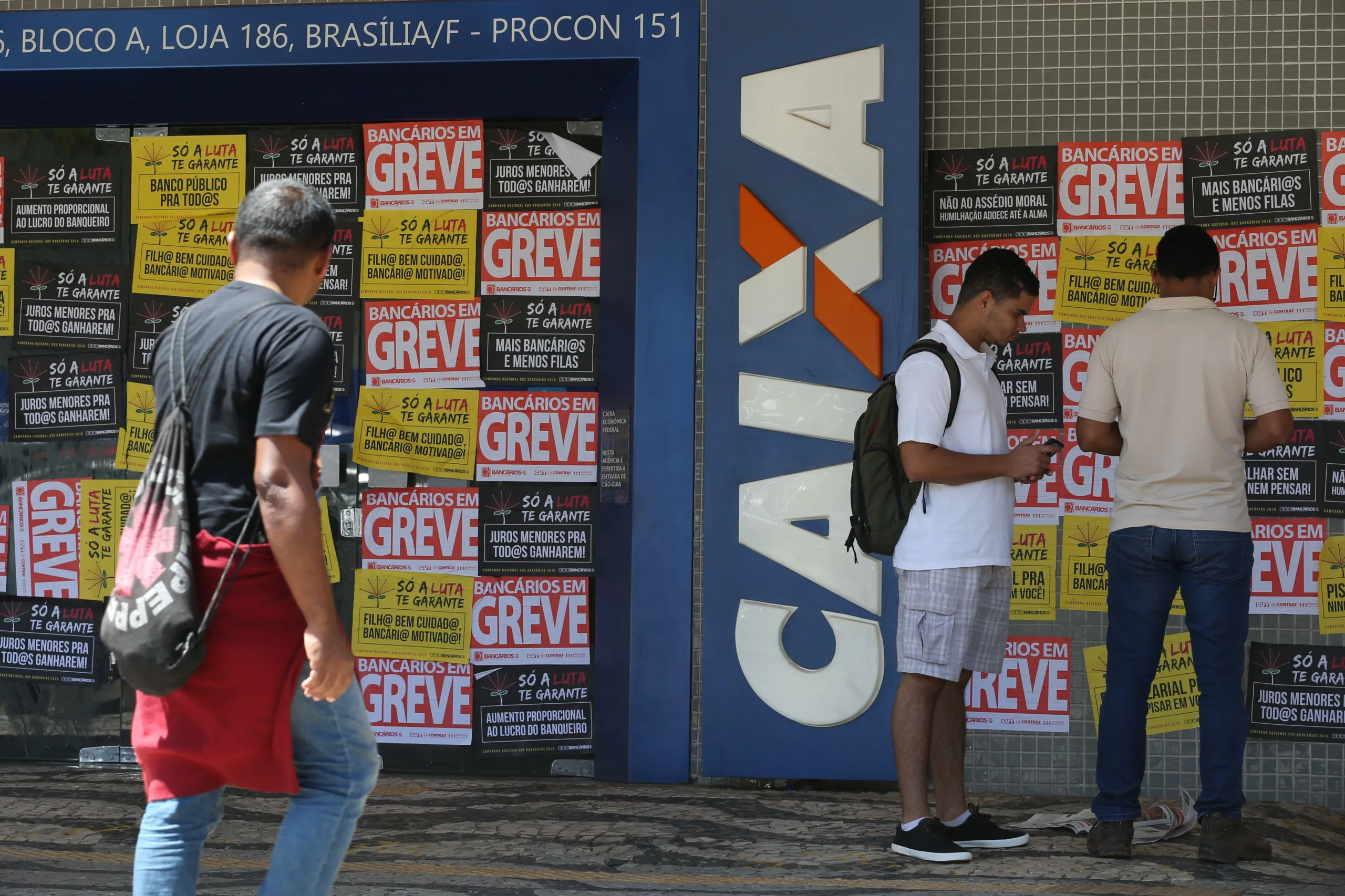 Brasília – Greve dos bancários fecha agências no país nesta terça-feira. (Elza Fiúza/Agência Brasil)