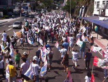 Nova manifestação de professores em greve reúne 700 e complica trânsito em Vitória