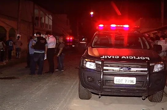 Homem é assassinado no meio da rua com mais de dez tiros na Serra