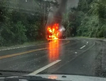 Caminhão bate em barranco e cabine pega fogo em Marechal Floriano