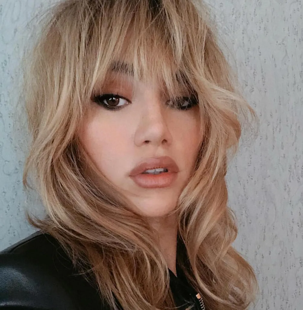 Suki Waterhouse acidentalmente atirou em colega durante filmagem Suki Waterhouse acidentalmente atirou em colega durante filmagem
