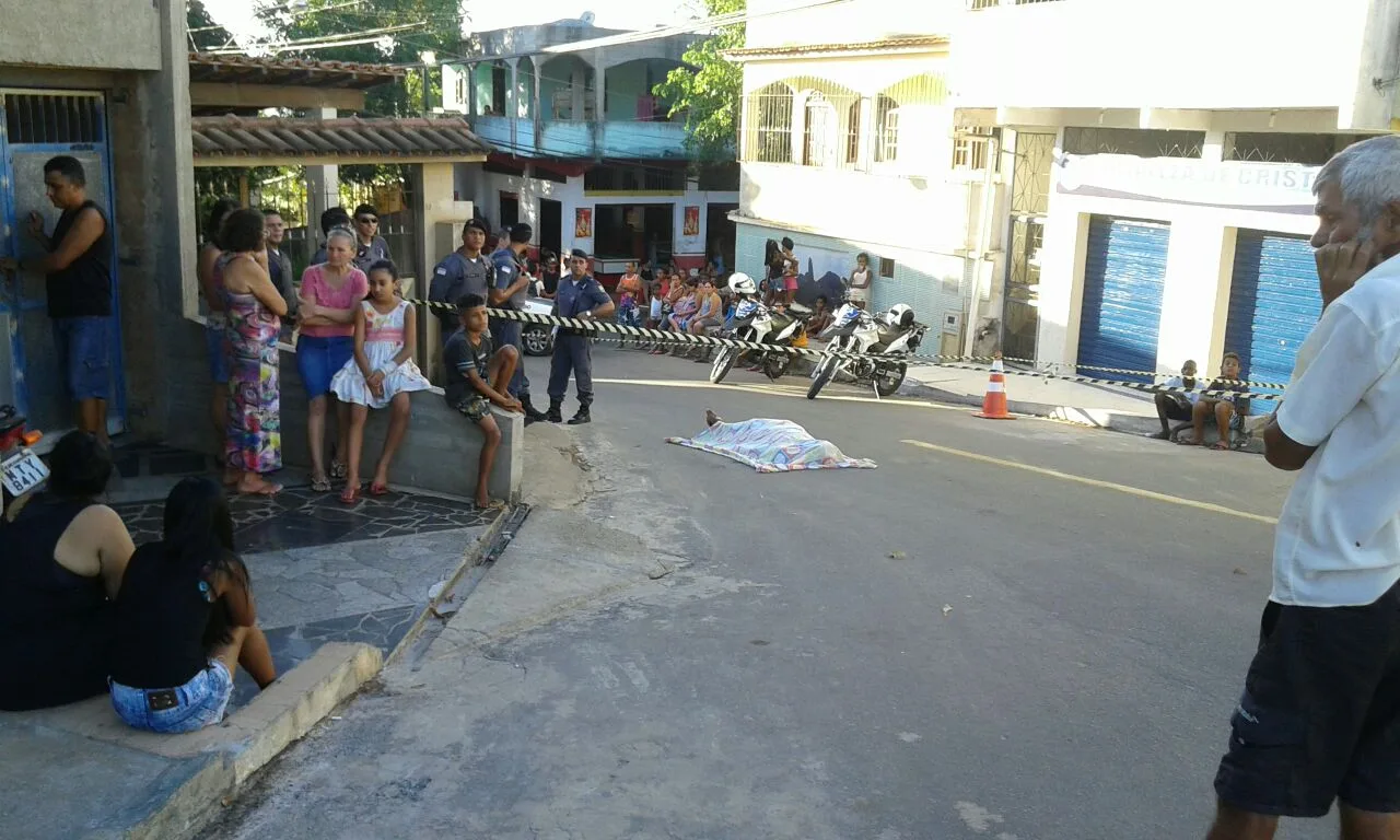 Homem é morto a tiros em praça do bairro Village da Luz em Cachoeiro de Itapemirim