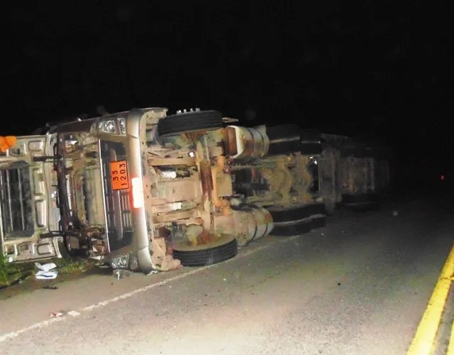 Carreta carregada com gasolina tomba e rodovia é interditada em Linhares