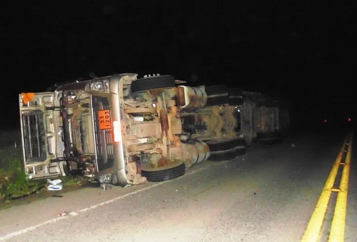 Carreta carregada com gasolina tomba e rodovia é interditada em Linhares