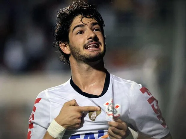 Pato se reapresenta ao Corinthians na terça-feira e presidente já cobra empenho