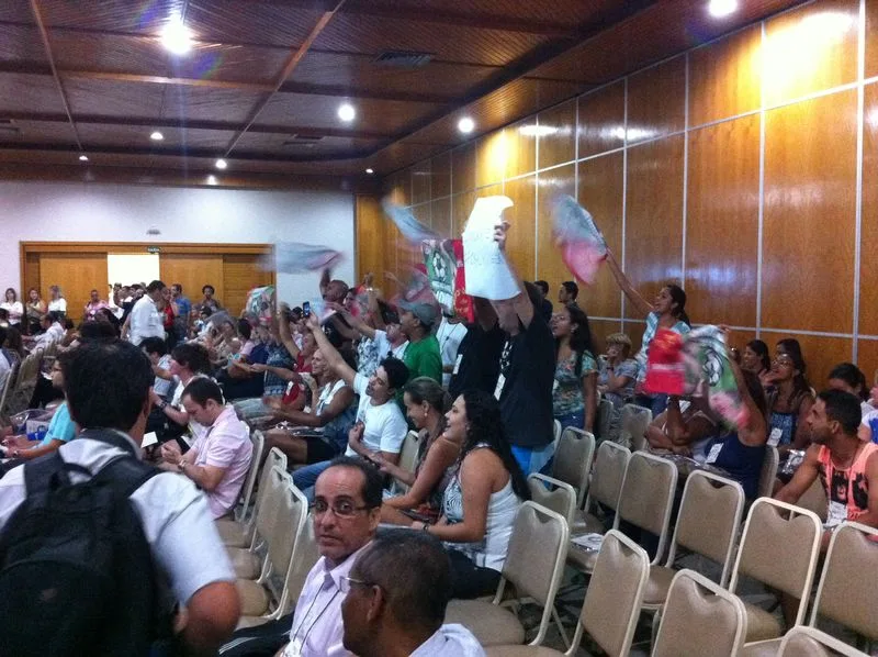 Professores em greve fazem protesto contra Casagrande durante audiência do orçamento