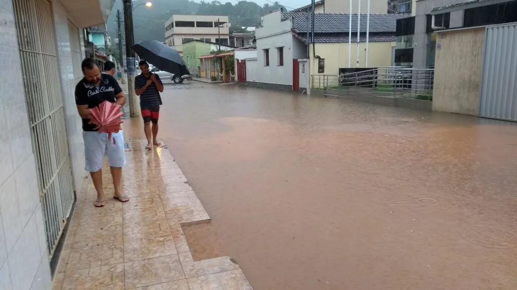 Temporal em Alfredo Chaves assusta moradores e causa transtornos no trânsito