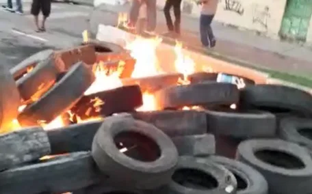 VÍDEO | Passageiros em ônibus se desesperam após manifestantes atearem fogo próximo do veículo