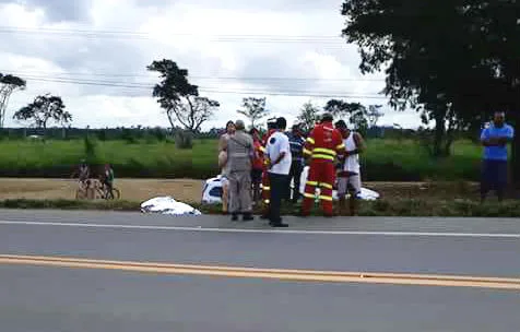 Mulher morre e homem fica ferido em queda de moto na BR 101 em Linhares