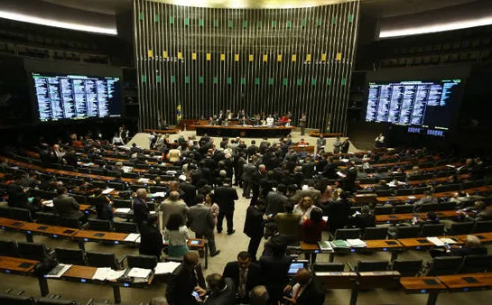 Deputados discutem reforma política na penumbra