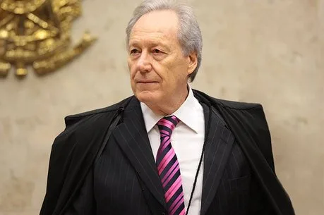 Lewandowski veta julgamento do impeachment de Dilma nos finais de semana, diz senador