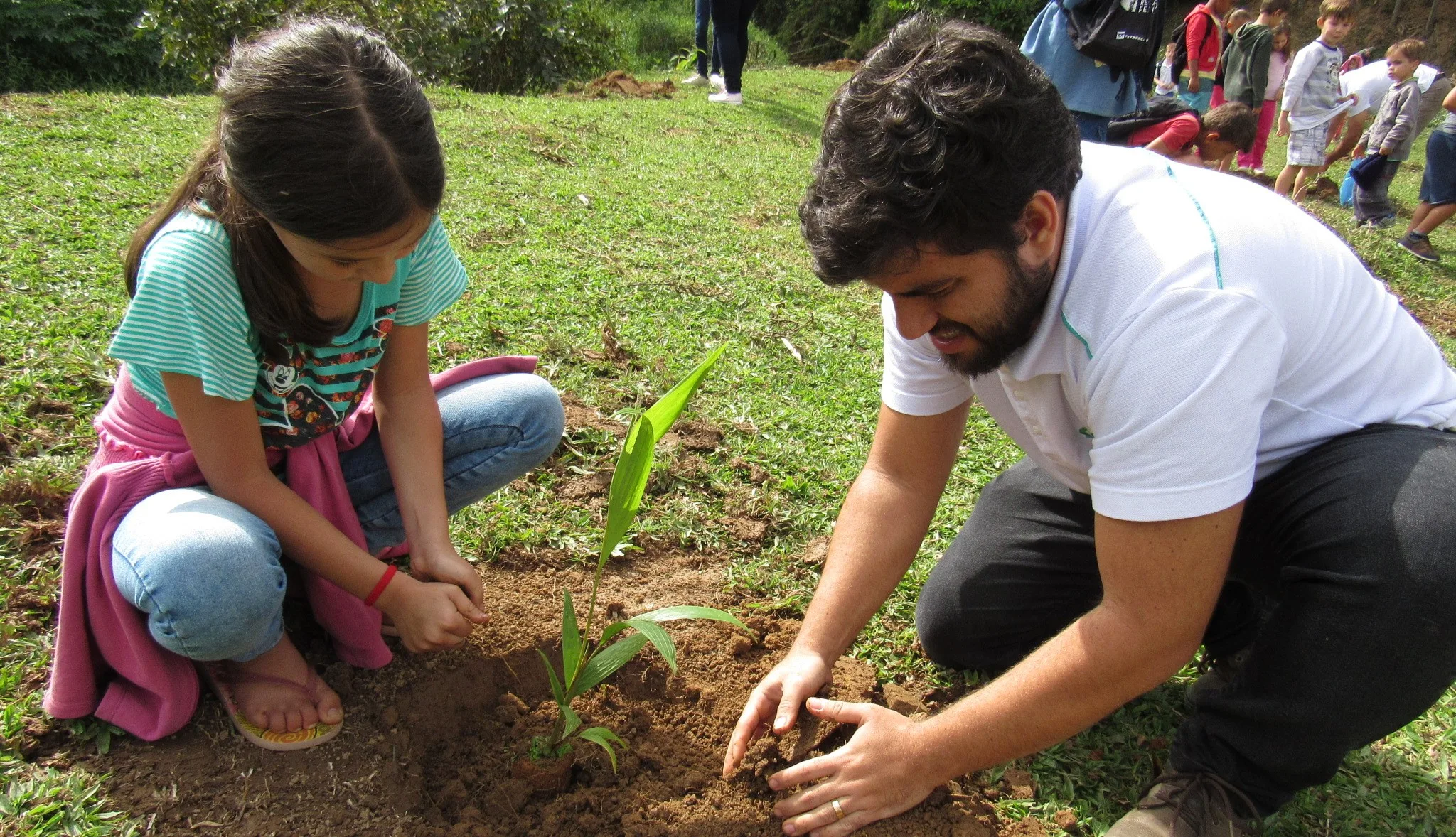 Dia do Meio Ambiente é celebrado com plantio de mudas em comunidade de Domingos Martins