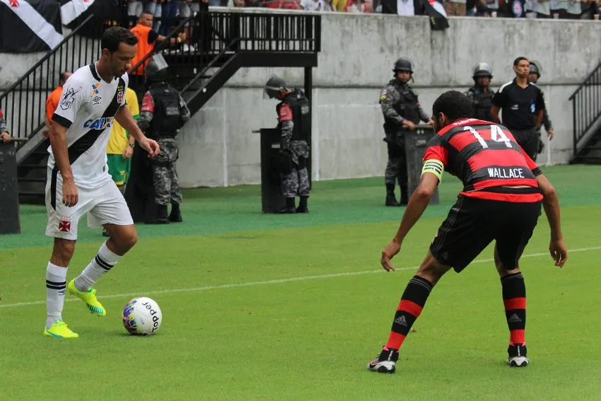 Vasco vence Flamengo, mantém freguesia e avança invicto à final do Carioca