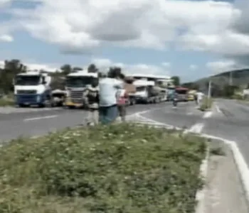 Protesto de caminhoneiros complica o trânsito na Rodovia do Contorno, em Cariacica