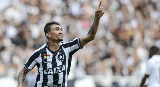 Botafogo admite que está devendo e não descarta usar Kieza e Diego Souza juntos