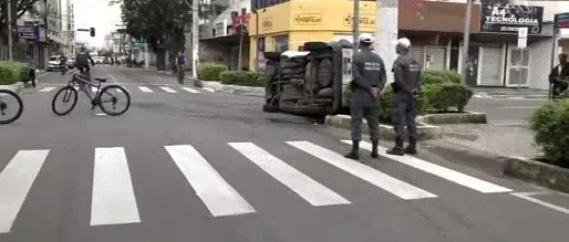 Carros se envolvem em acidente, semáforo fica pendurado e motorista foge em Vila Velha