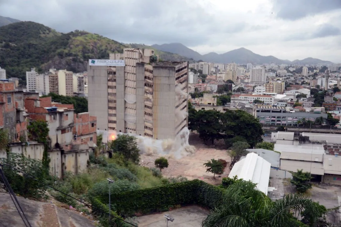 Prefeitura do Rio implode antigo prédio do IBGE que era ocupado por 210 famílias