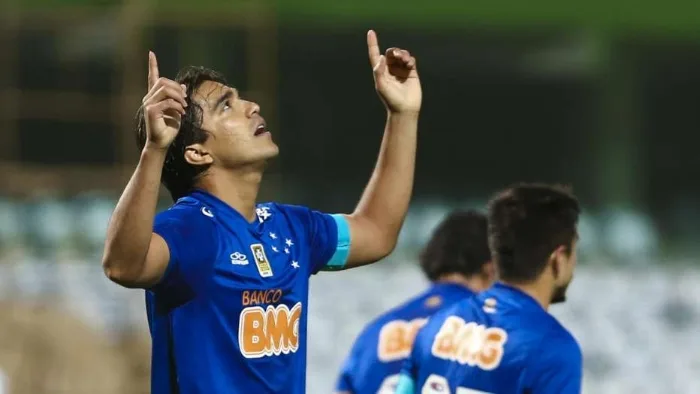 Cruzeiro empata em Santos e pega Atlético-MG na final