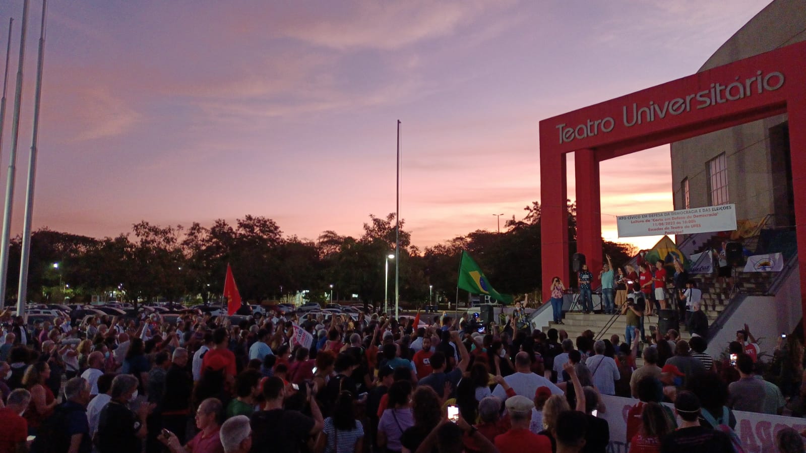 "No Estado Democrático de Direito, quem manda é o direito", diz professor Júlio Pompeu