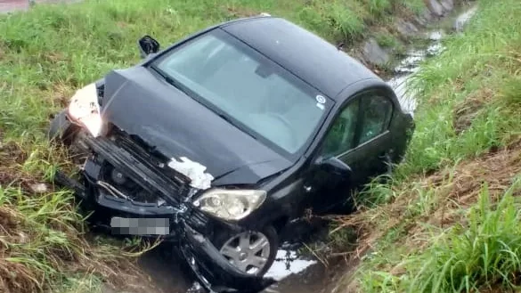 Motorista cai com carro em vala na Rodovia Darly Santos, Vila Velha