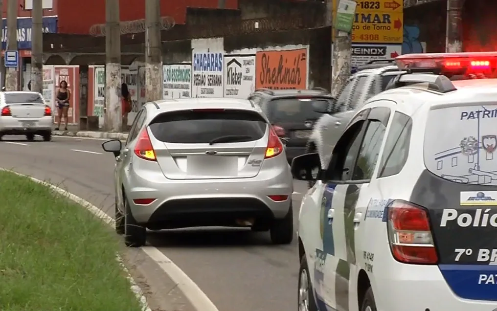 Suspeito de roubar carro é perseguido pela polícia e baleado em Cariacica