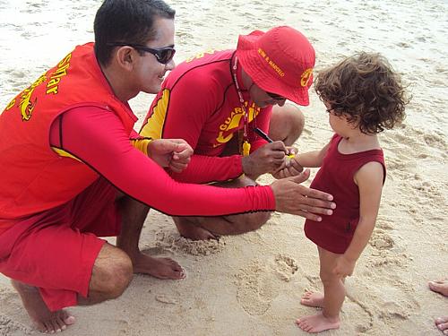 Bater palmas é a nova forma de encontrar crianças perdidas em praias. Veja como funciona!