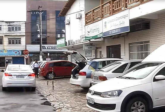 Homem com criança no colo se passa por cliente e assalta dentista em Vila Velha