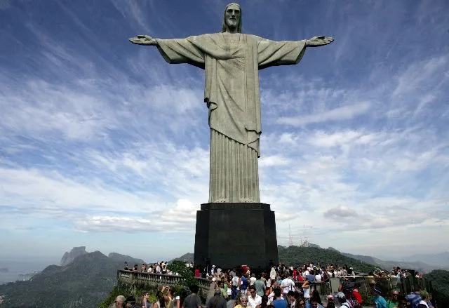 Cristo Redentor fica laranja para alertar sobre desaparecimento de pessoas