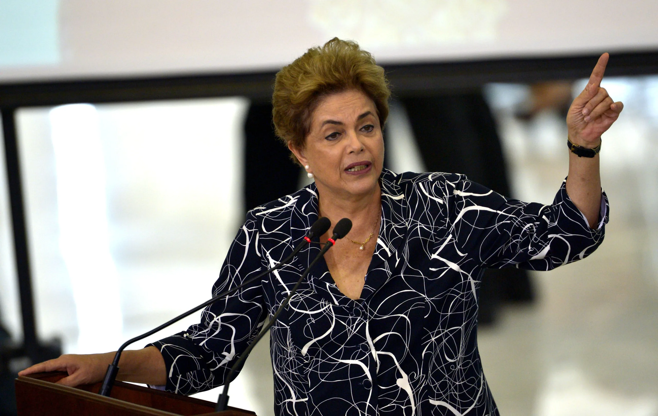 Brasília – Presidenta Dilma, durante a cerimonia de contratação simultanea de 25 mil unidades habitacionais do programa minha casa minha vida com entidades rurais e urbana. (José Cruz/Agência Brasil)