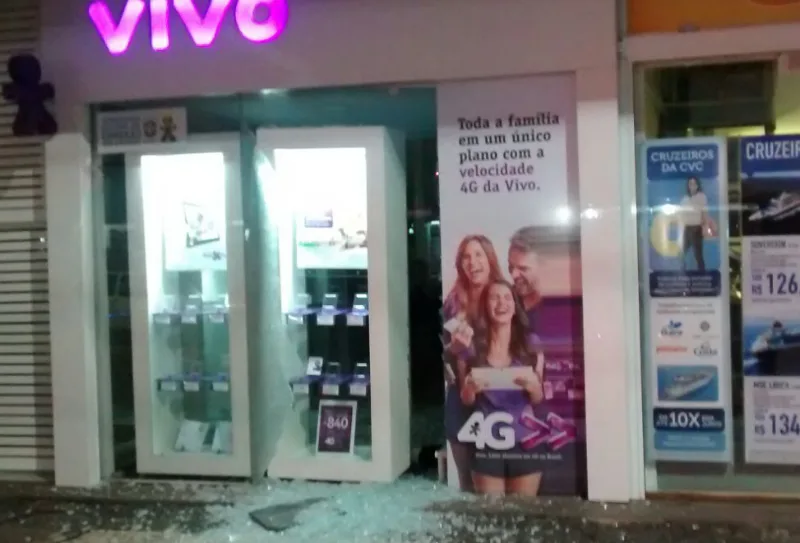 Bandidos quebram vitrine e fazem a limpa em loja de celulares em Guarapari