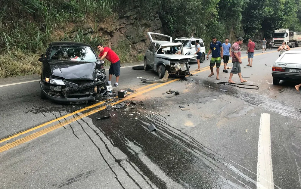 Acidente envolvendo três carros de passeio deixa feridos e interdita o trânsito em Domingos Martins