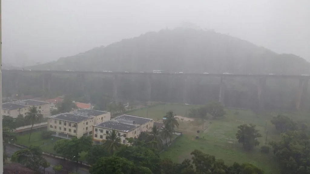 Terça-feira começa com chuva em grande parte do Espírito Santo