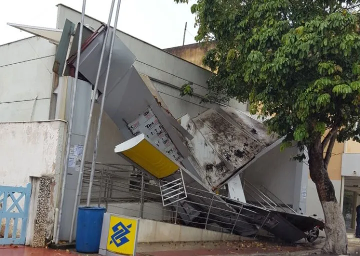 Marquise de agência bancária desaba por causa da chuva em Marataízes