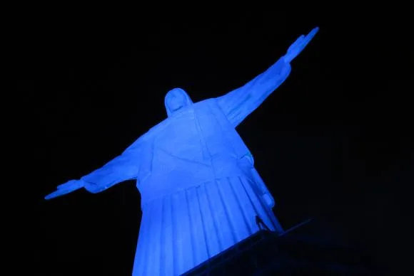 Cristo Redentor é iluminado de azul em campanha contra o tráfico de pessoas