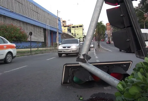 Motorista perde controle da direção e derruba semáforo em Vitória