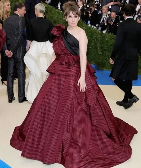 Lena Dunham tem que ser levada ao pronto-socorro durante o MET Gala