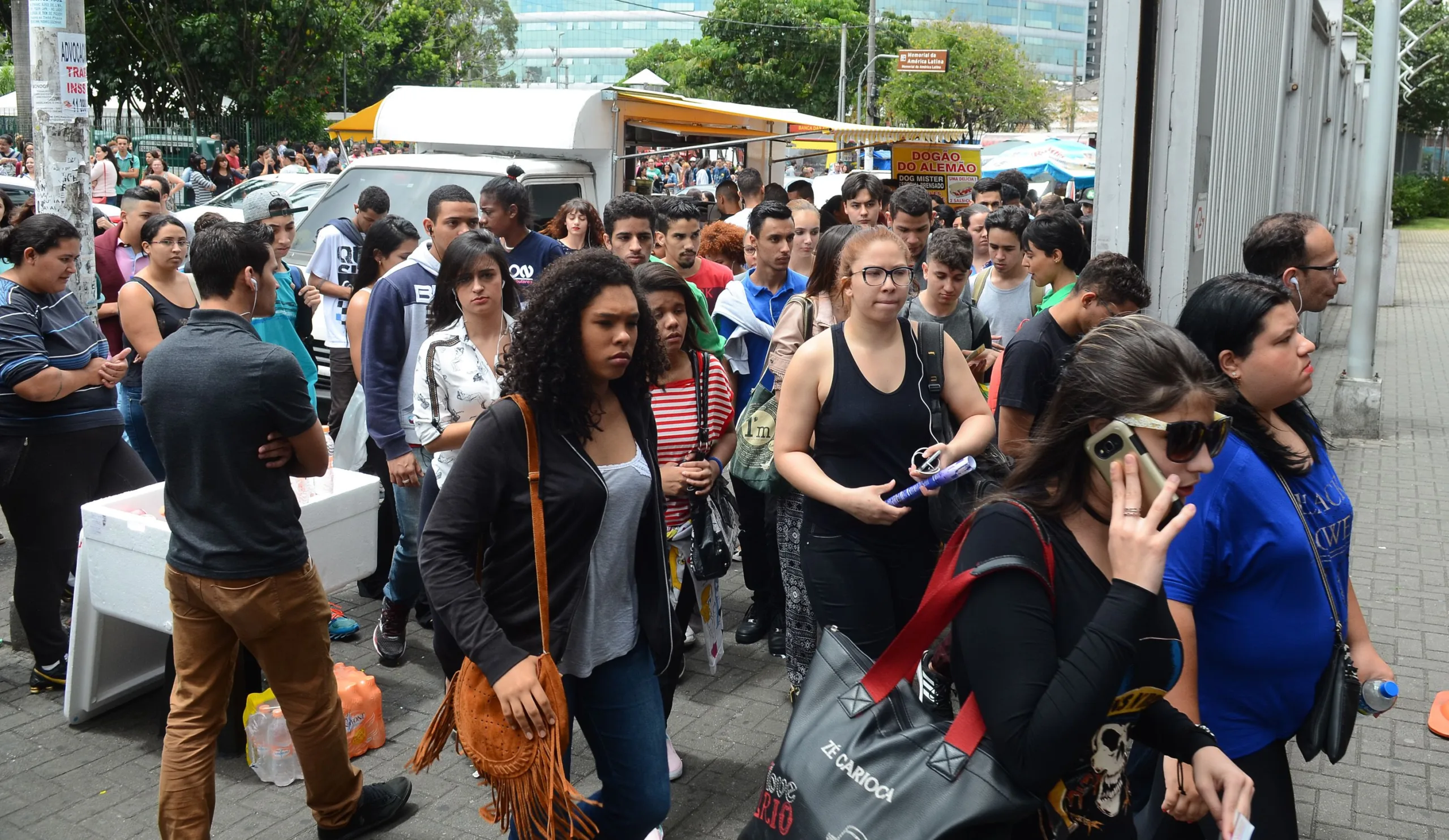 São Paulo – Estudantes chegam à Universidade 9 de Julho (Uninove) para o segundo dia de provas do Exame Nacional do Ensino Médio (Enem), em Barra Funda, zona oeste. (Rovena Rosa/Agência Brasil)