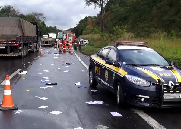 Familiares vão ao DML para liberar corpos de vítimas de acidente na Serra
