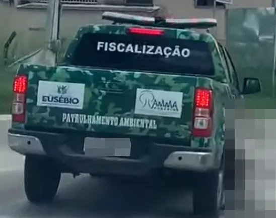 Cachorro é arrastado pelo pescoço por motorista de carro de prefeitura