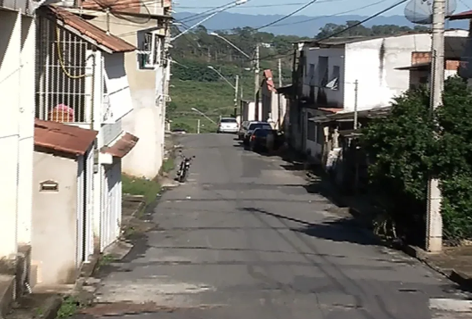 Adolescente é baleado nas partes íntimas em troca de tiros com a polícia na Serra