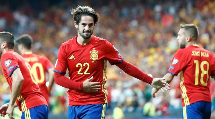 Espanha não dá chances à Itália, ganha por 3 a 0 e 'coloca um pé' na Copa de 2018