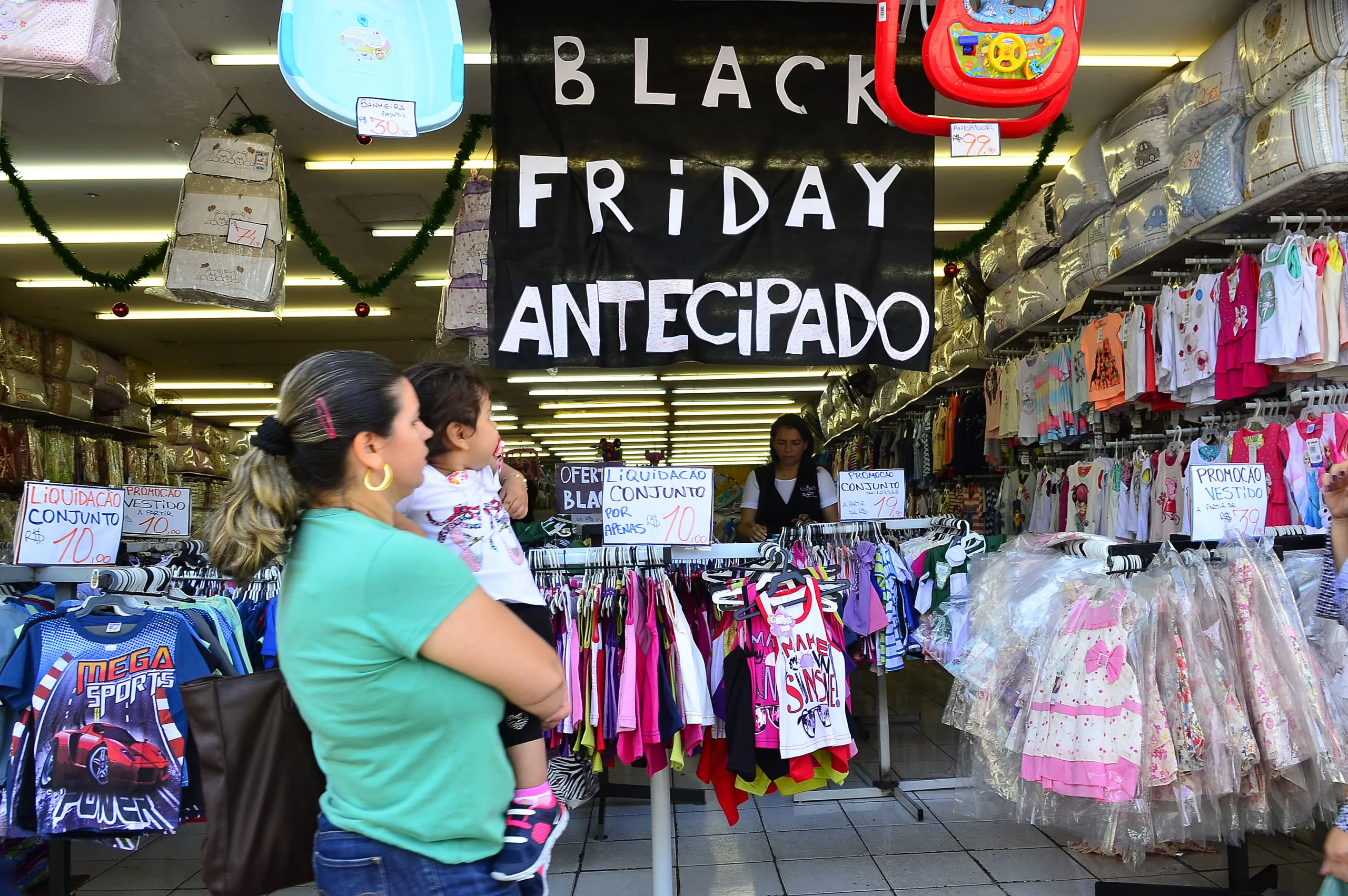 São Paulo – Movimento no comércio da rua Teodoro Sampaio, em Pinheiros, durante o Black Friday (Rovena Rosa/Agência Brasil)