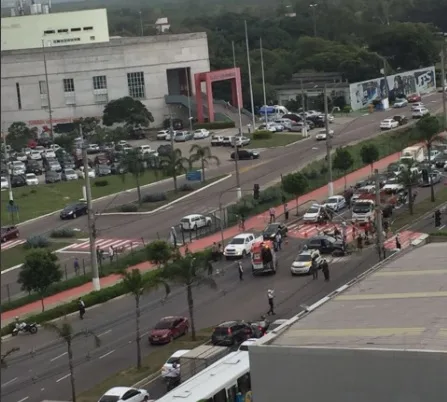 Carro bate em semáforo, atinge duas motos e deixa uma pessoa ferida