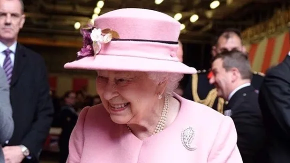 Rainha Elizabeth II faz sua assistente pessoal usar seus sapatos para que estejam confortáveis