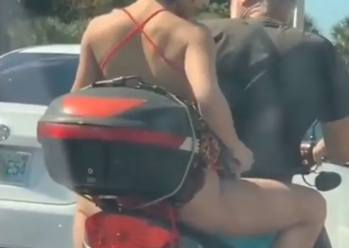 VÍDEO | Mulher é flagrada depilando a perna em cima de moto no trânsito